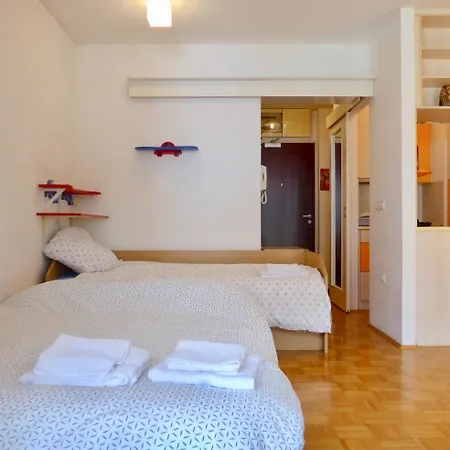 Sunny And Lively In City, Free Parking Appartement *