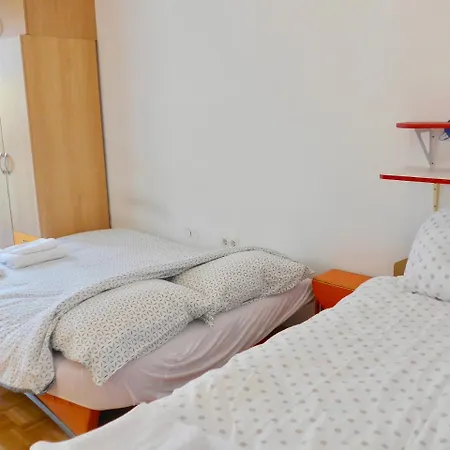 Sunny And Lively In City, Free Parking Apartment *